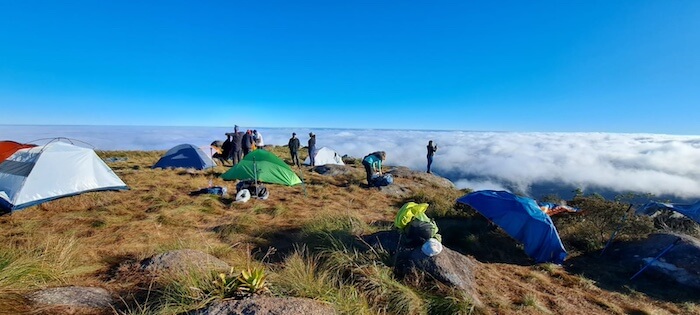 Pessoas acampando