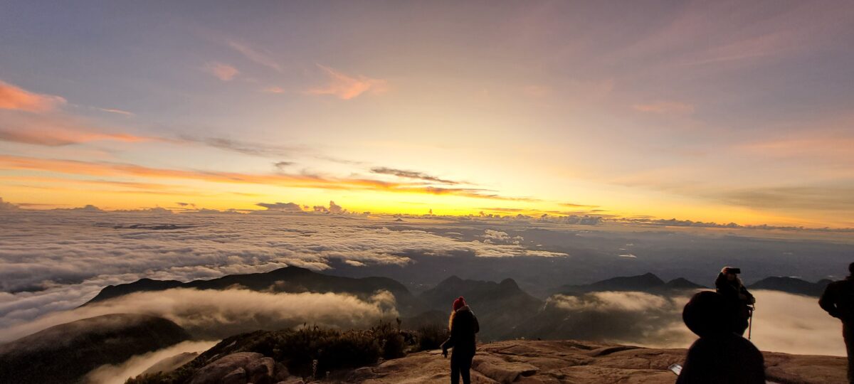 Amanhecer no cume do Pico da Bandeira, Parque Nacional do Caparaó, divisa de MG e ES.