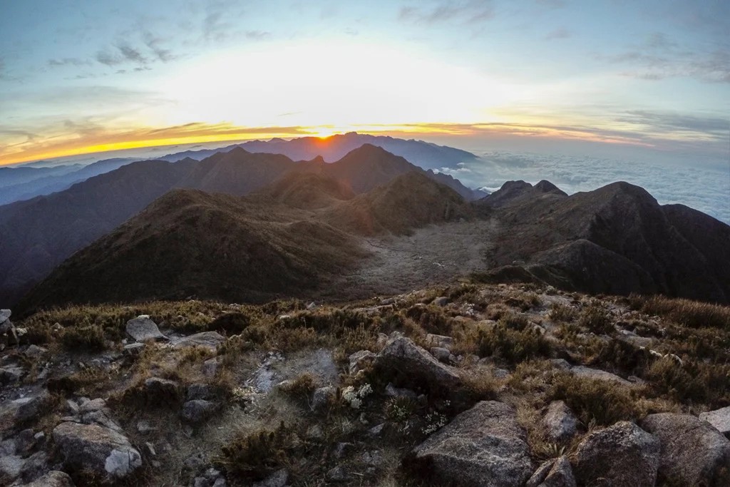 Nascer do Sol, visto a partir do cume da Pedra da Mina, 2798m de altitude. Travessia da Serra Fina.