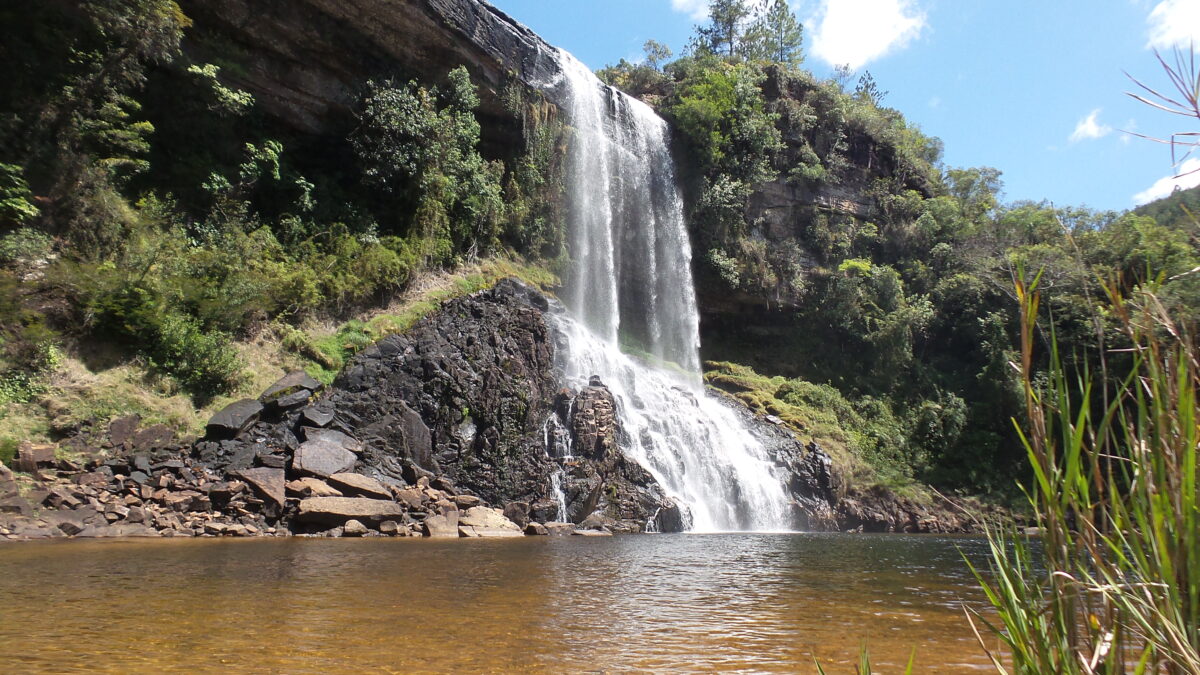 Cachoeira do Sobradinho, também conhecida como Véu de Noiva, em Sengés, Paraná