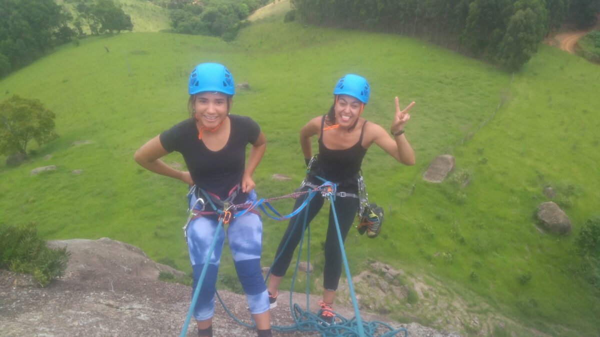 Pessoas felizes fazendo escalada em rocha, Pedra do Santuário, Pedra Bela, SP.

Mega tirolesa de Pedra Bela fica nesse mesmo local.